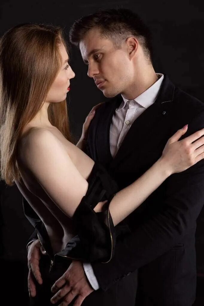 Девушка и мужчина в кафе. Девушка обслуживает мужчину. Мужчина на поводке у денщрнв. Девушка обслуживает мужчину. Девушка обслуживает мужчину.