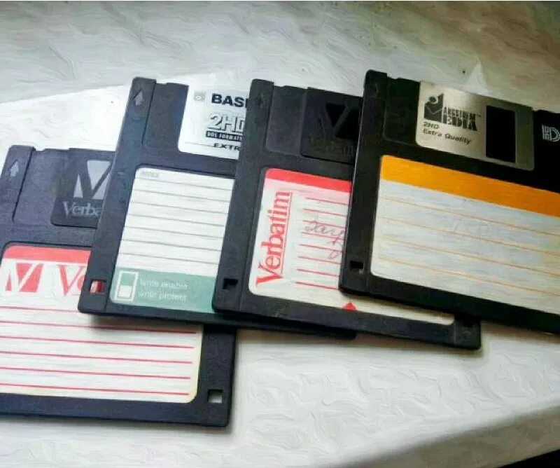 Дискета 80. Накопители floppy х6001а. дискета 90-х. гибкие магнитные диски 90[. дискета из 90х.