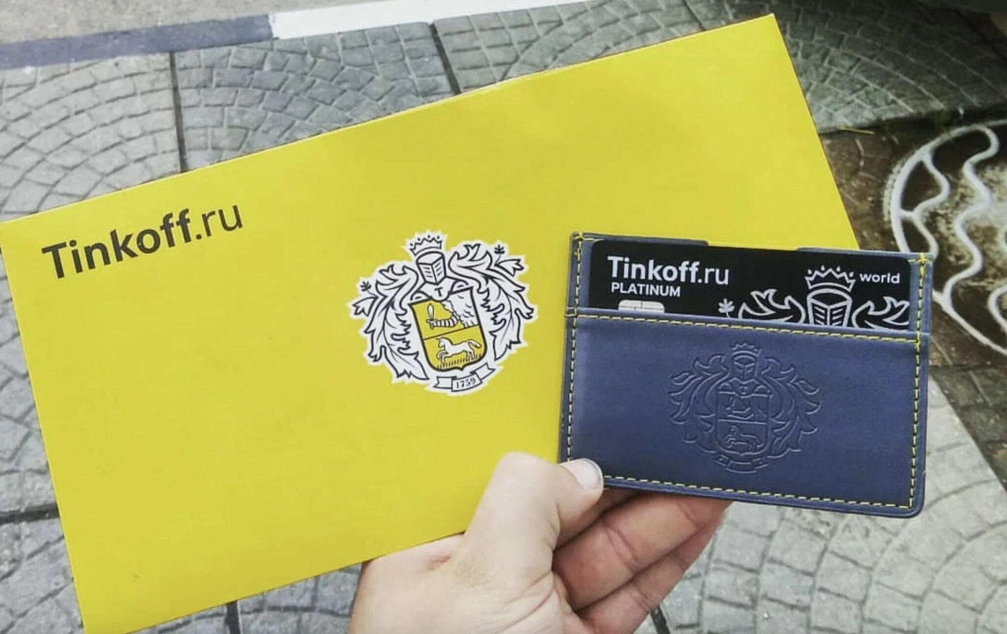 Www tinkoff ru card card. Карта тинькофф. Карта мир тинькофф. Карта тинькофф Блэк. Карта тинькофф фото.