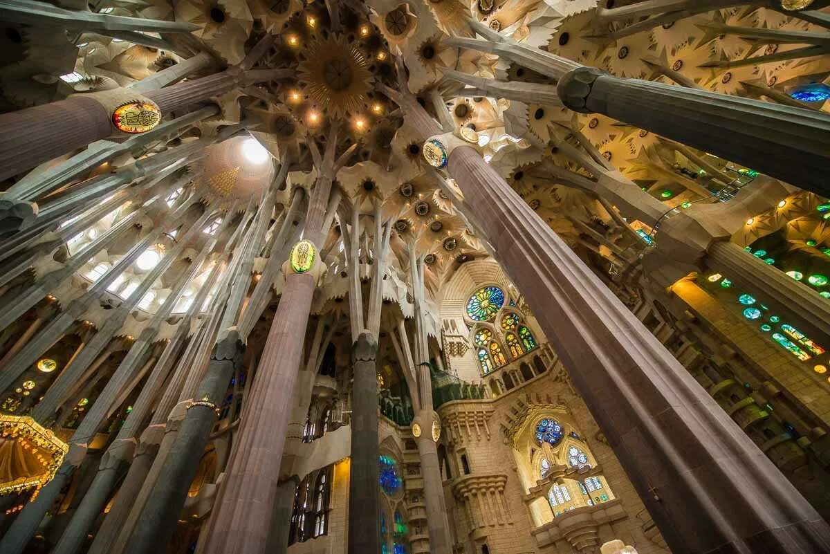 Famous cathedral. Саграда де фамилия Барселона. Искупительный храм Святого семейства. Храм Саграда фамилия храм Святого семейства Гауди.