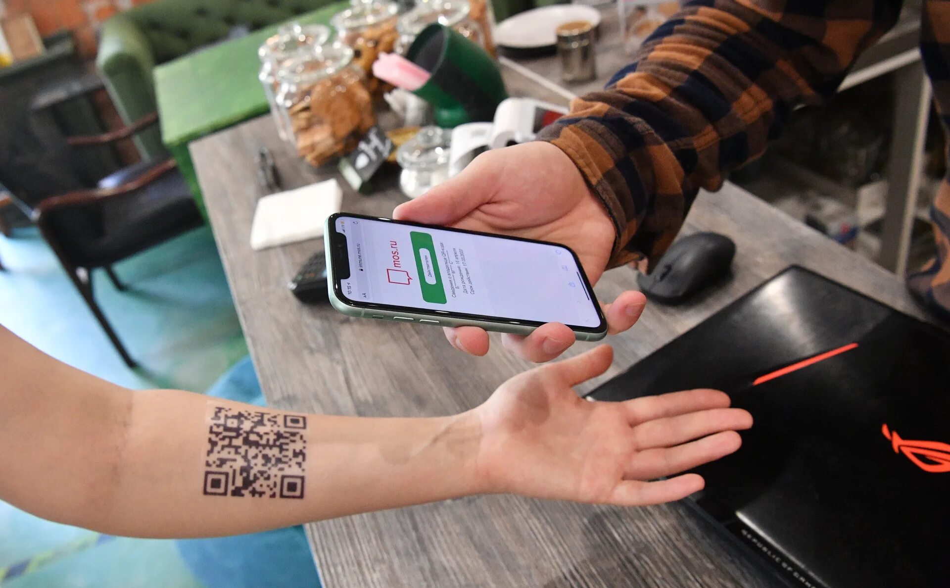 Qr код 60. Qr код. отменили qr коды. тату qr код. qr код на руке.