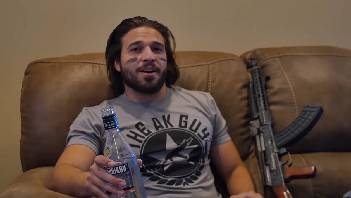 Оружейный блогер алмаз. Оружейный блоггер. Оружейный блоггер. Девушка с пистолетом. Оружейный блоггер.