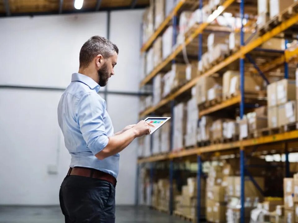 Комплектовщик на склад. Грузчик на склад. Кладовщики. Сотрудник склада. Склад.