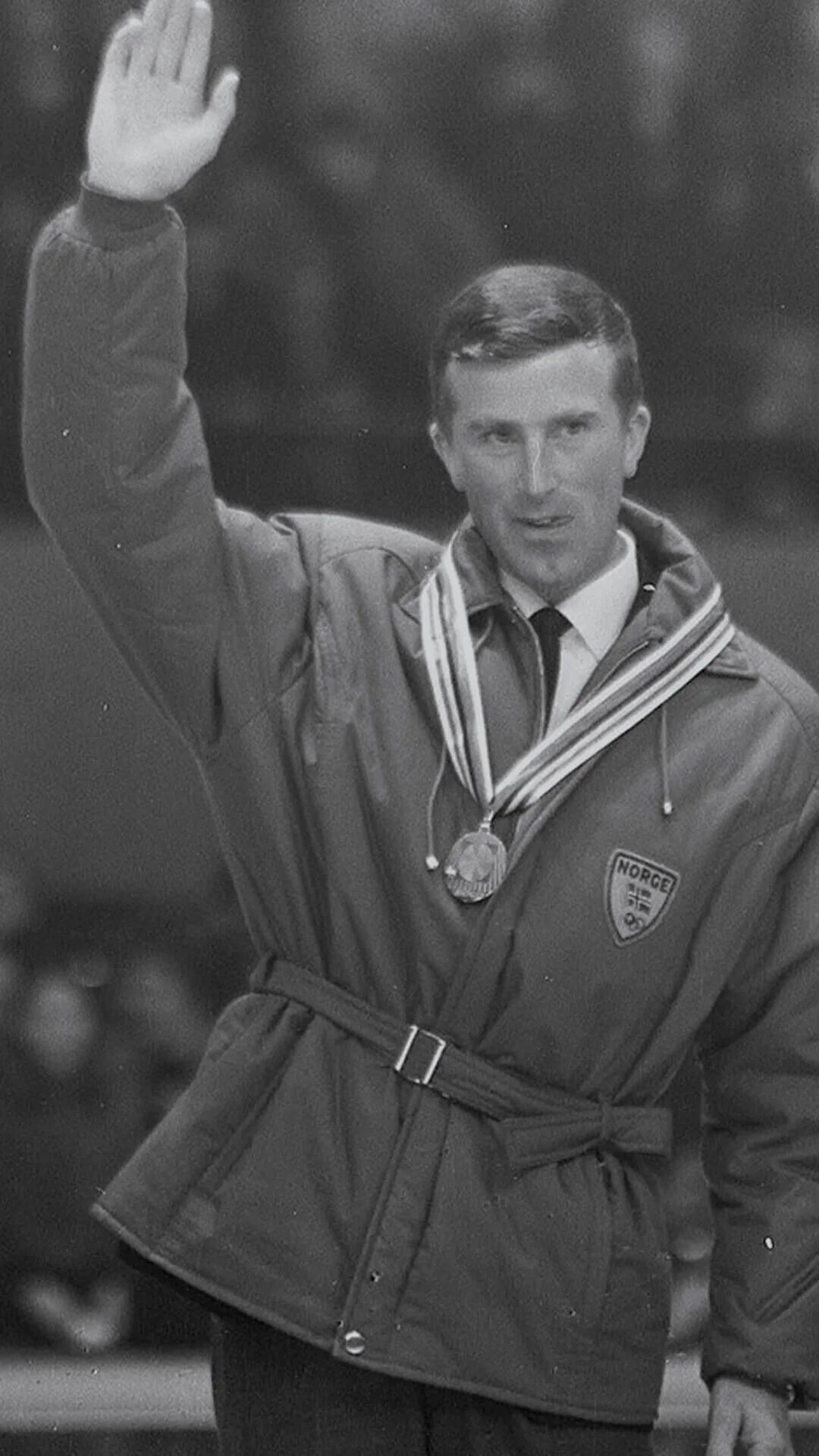 Магнар сольберг муравейник. Магнар сольберг как тренировался стрельбе. Норвежский биатлонист магнар сольберг. Стрельба лежа на муравейнике магнара. Биатлонист магнар сольберг.