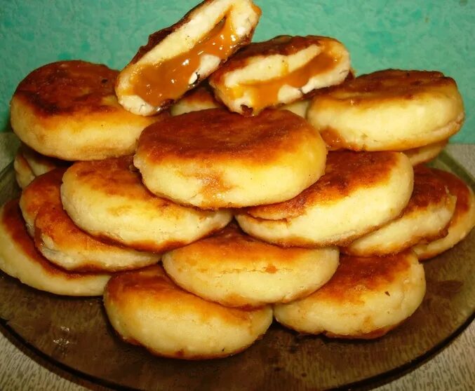 Палочки сырники с вареной сгущенкой. Сырники. Сырники со сгущенкой внутри рецепт. Сырники с начинкой внутри. Сырники со сгущенкой.