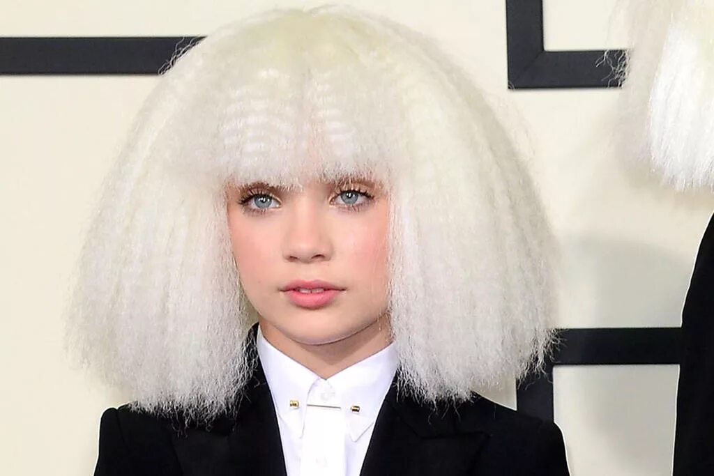 Танцовщица мэдди зиглер. Сия и ее девушка. Танцовщица мэдди зиглер. Мэдди зиглер sia chandelier. Мэдди зиглер sia.