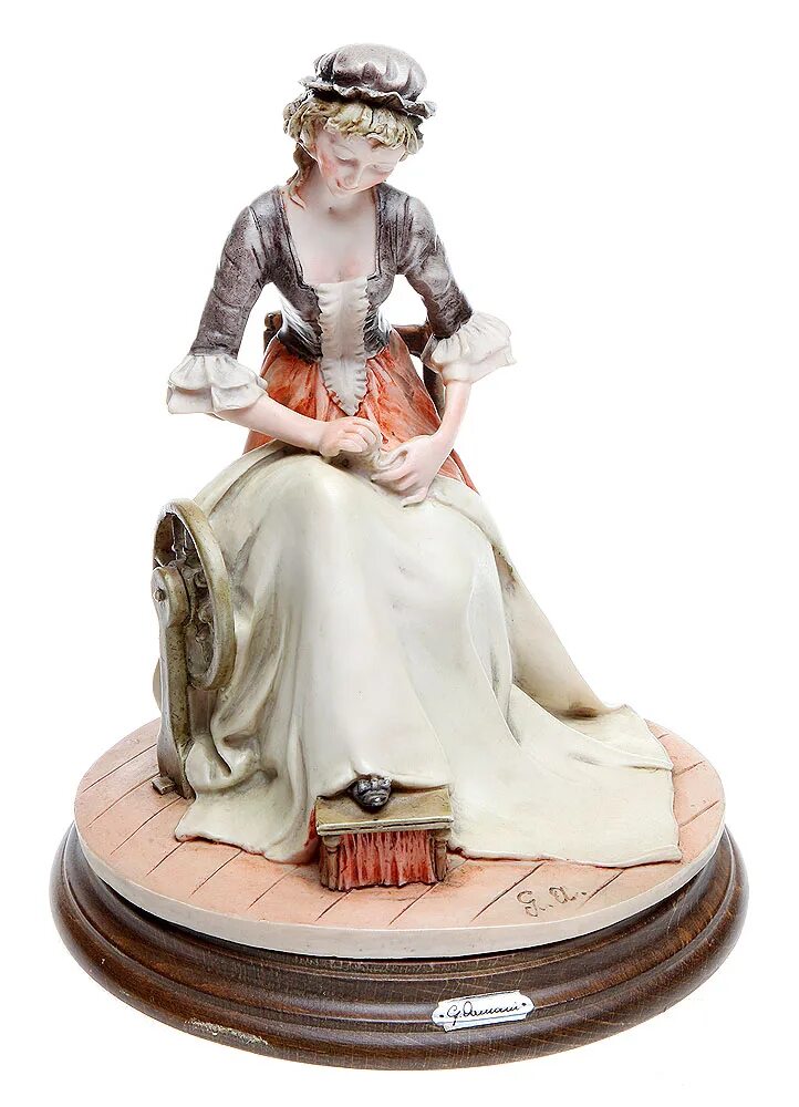 Авито статуэтки девушек. Статуэтка volta capodimonte. capodimonte, италия capodimonte статуэтка кружевная. valentino capodimonte статуэтки италия. статуэтка портной каподимонте.