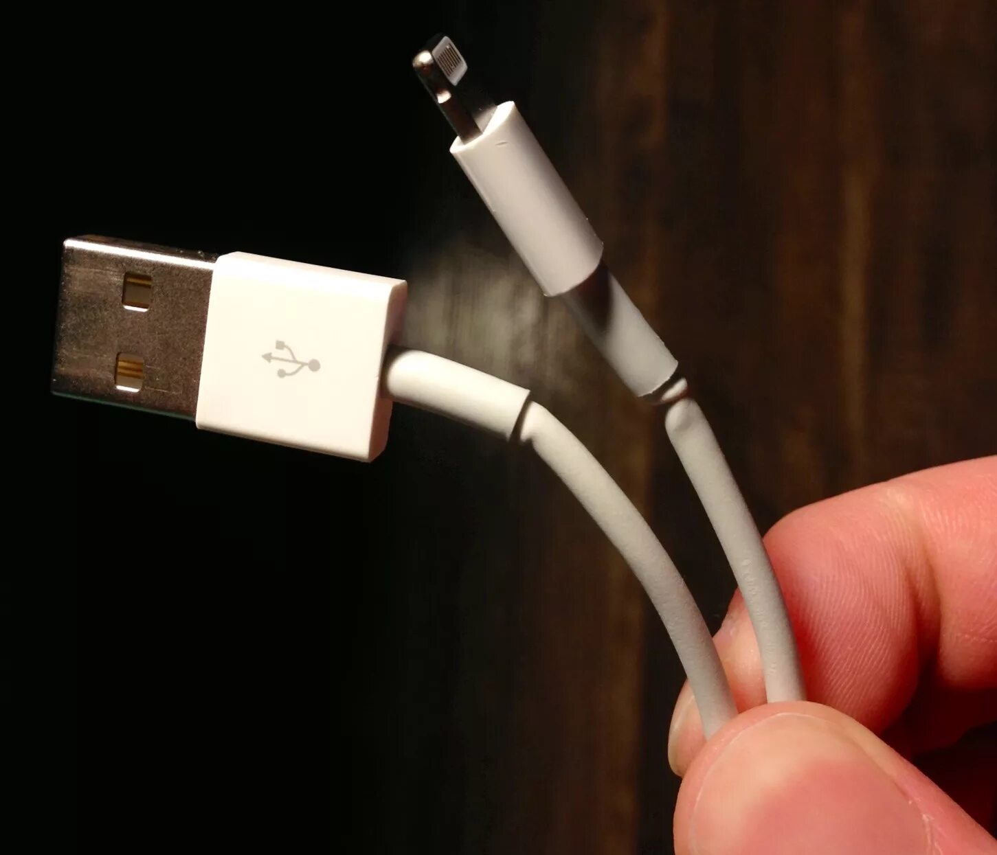 Кабель Apple USB‑C/Lightning (1 м). Зарядка для айфона. Сломанный провод зарядки для айфона. Провод от айфона.