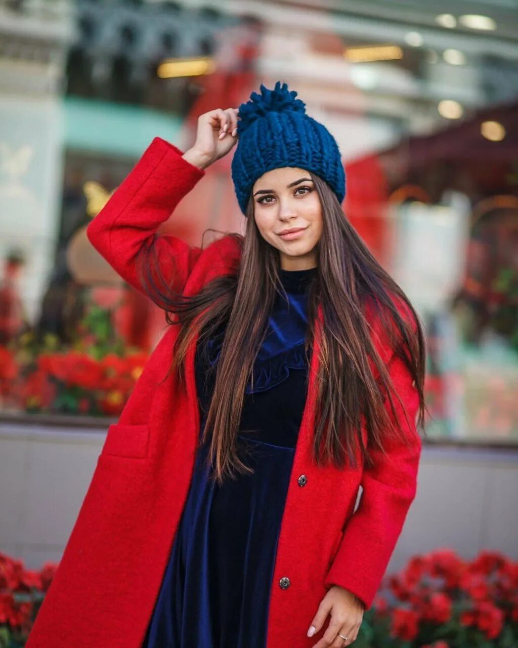 Модные шапки 2023 2024. Модные красные шапки. Яркие зимние шапки. Вязаные шапки для девушек. Красная шапка женская стильная.