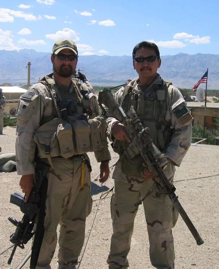 Майк мерфи красные крылья. Operation wings. Red wings navy seals. Red wings navy seals. Маркус латтрелл в афганистане.