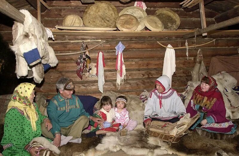 Дом коренных народов. Жилище Ханты и манси в ХМАО. Жизнь и быт народов Ханты и манси. Ханты манси люди. Быт народов Ханты и манси.