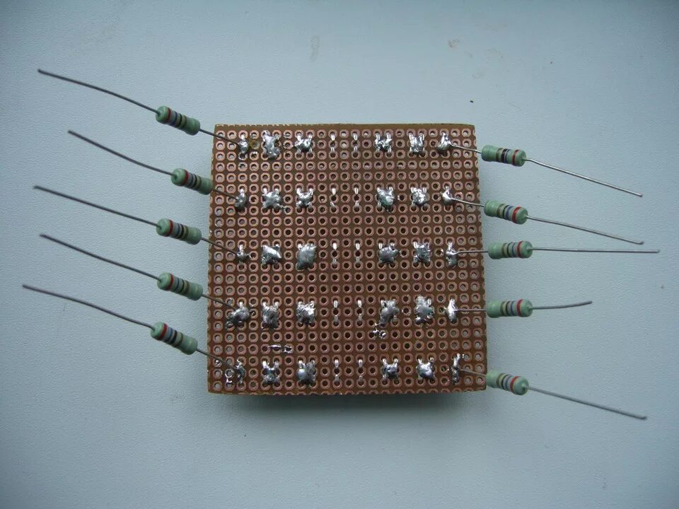 Диоды с резистором на 12 в. Диод и резистор. Диодный резистор. Диоды на текстолите. Самоделки из светодиодов и резисторов.