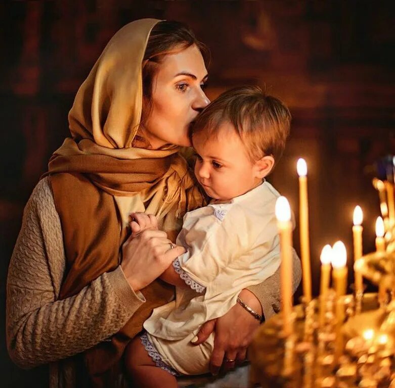 Бог спасет ребенка. Мама с ребенком в церкви. мама молится за ребенка. детей крестите на дорогу желая счастья и добра. женщина с ребенком в храме.