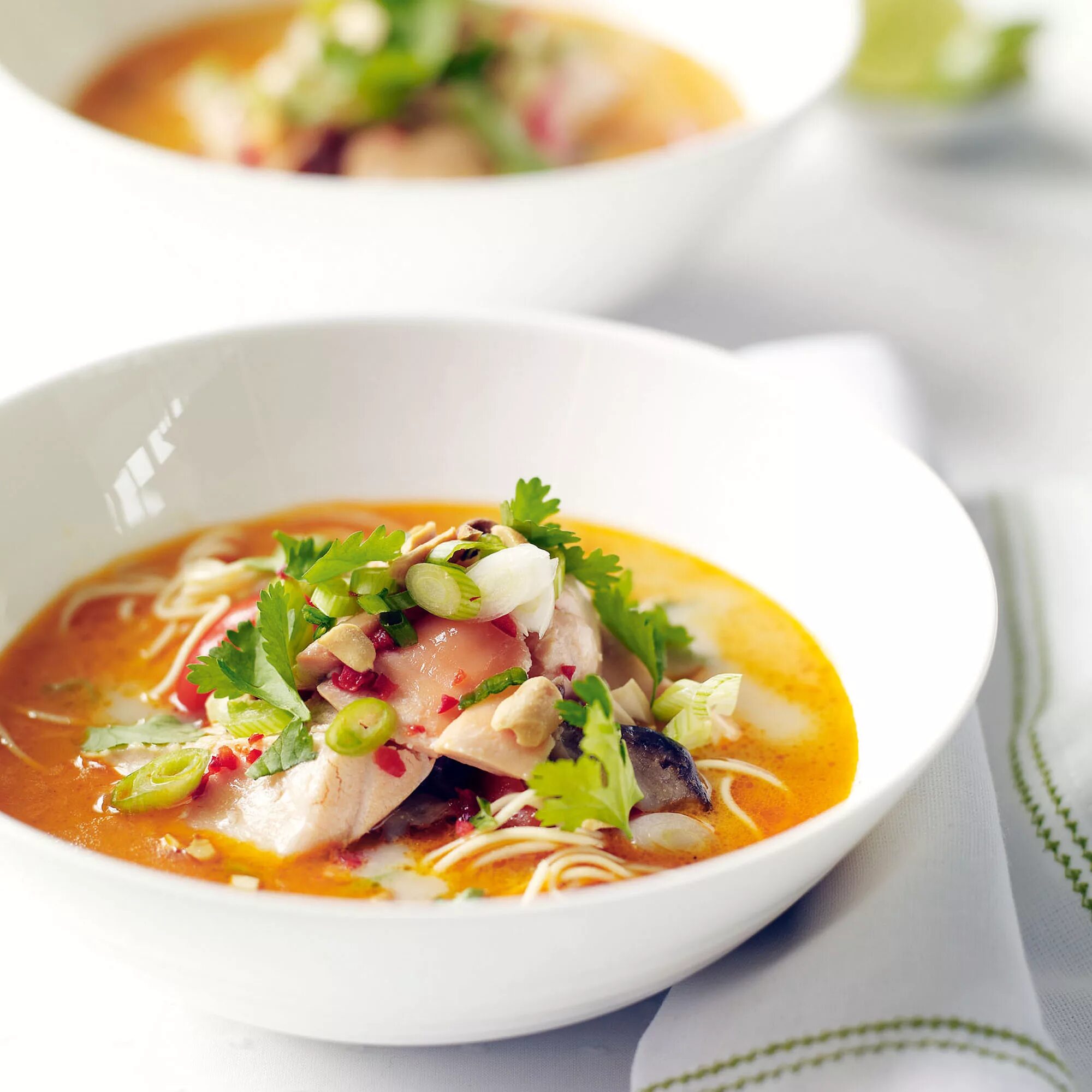 провансальский буйабес. уха от шеф повара. рыбный суп буйабес. ресторанная подача ухи в ресторане. уха от шеф повара.