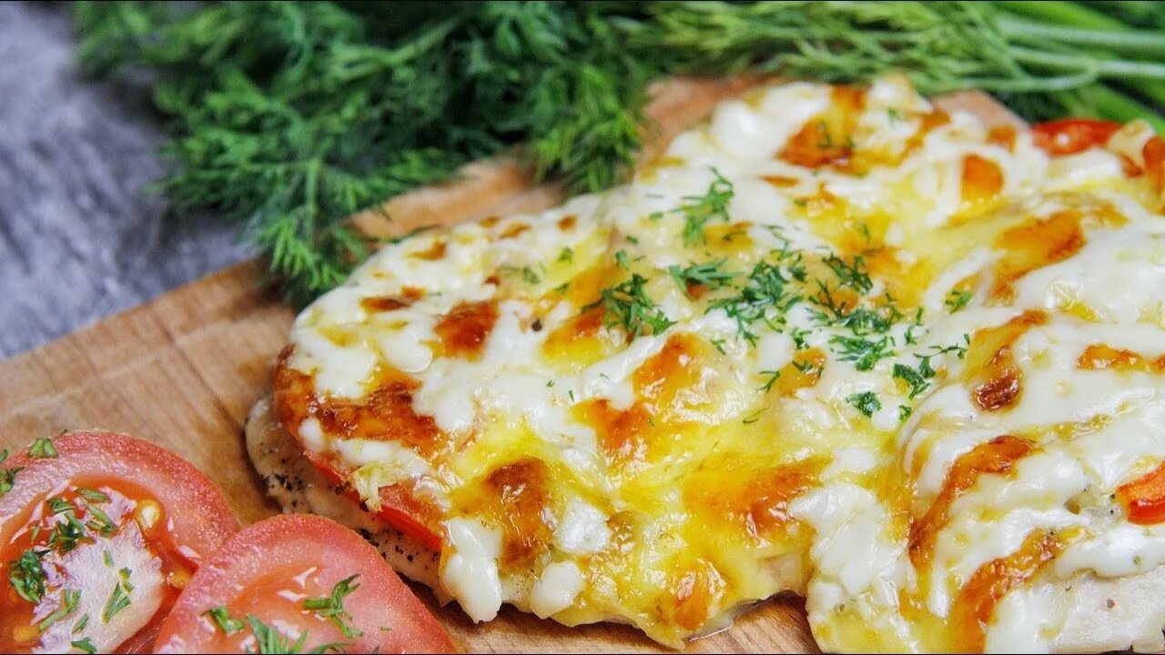 Отбивные с курицей помидорами и сыром. Куриные отбивные с грибами и помидорами под сыром в духовке. Куриная грудка под сыром в духовке. Куриное филе под сыром с помидорами в духовке. Куриная отбивная с помидором и сыром в духовке.