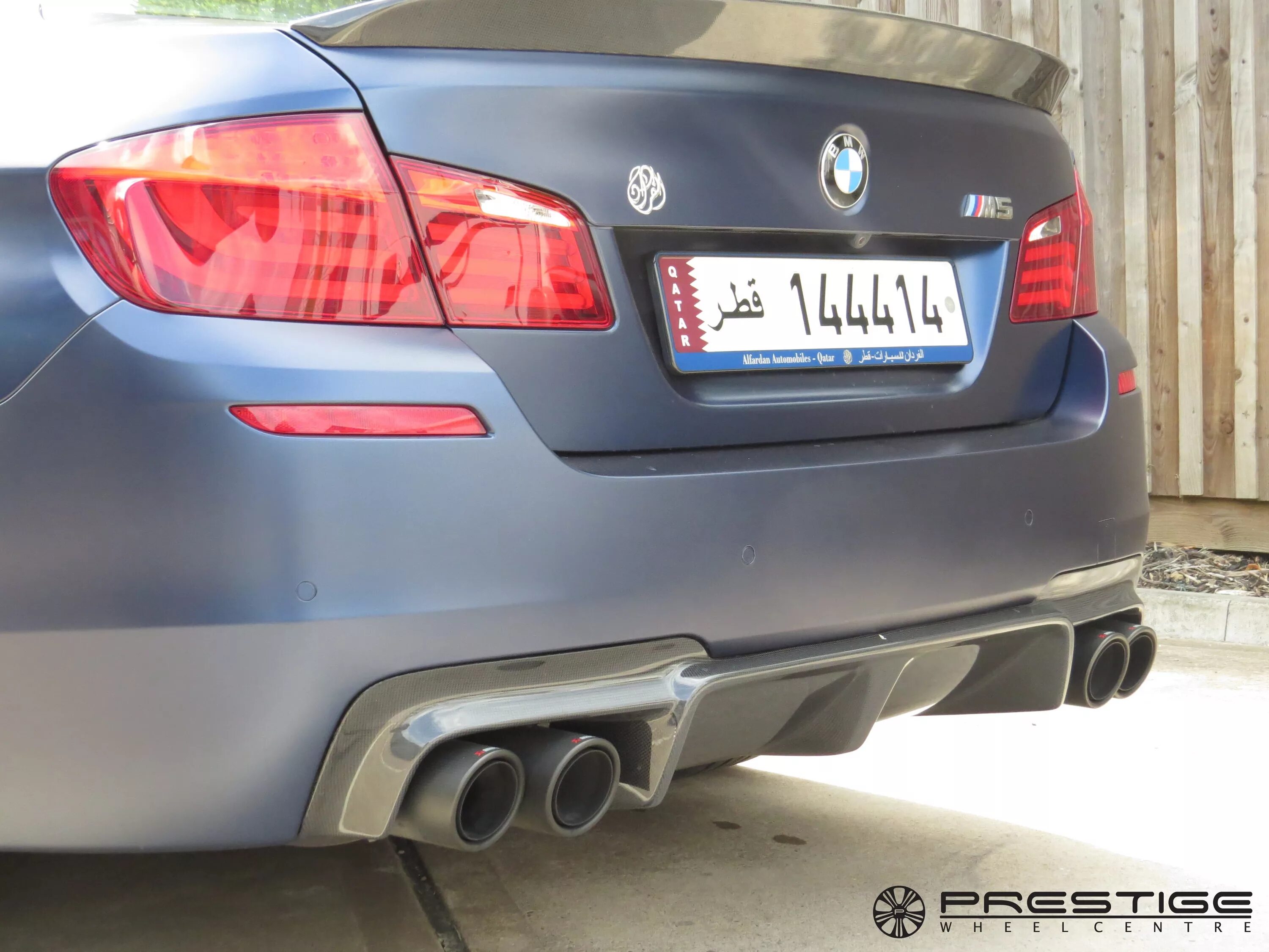 BMW m5 f10 Akrapovic. Выхлоп BMW f10. BMW f10 550 выхлоп. M5 f10 Akrapovic. Акрапович м5