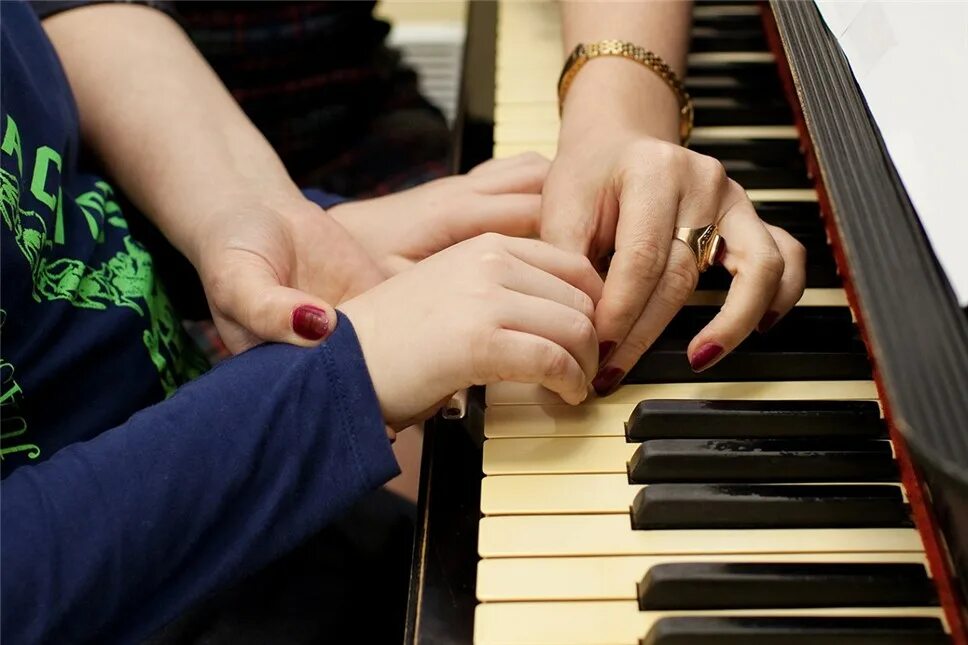 ребенок за пианино. занятия на фортепиано. ф учитель музыки. занятия в музыкальной школе. ф учитель музыки.