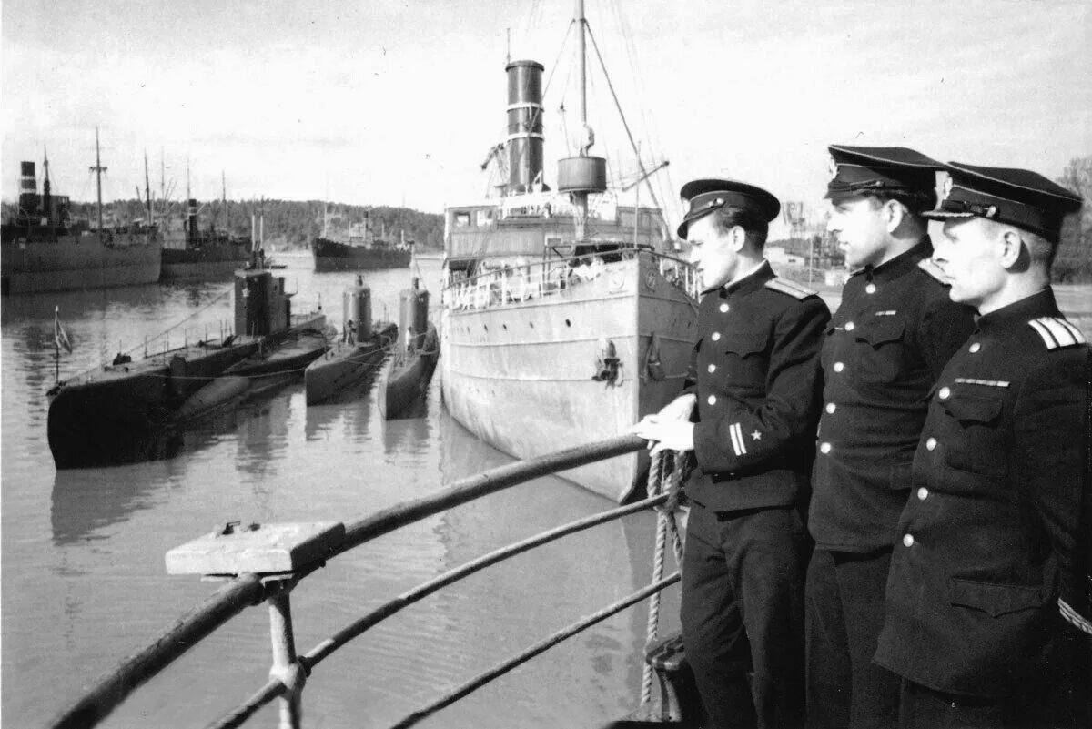 Щ-406 подводная лодка. Подводная лодка 1943 мурманск. Подводная лодка 1945 года. Подводники в великой отечественной войне. Подводная лодка малютка 1941-1945.