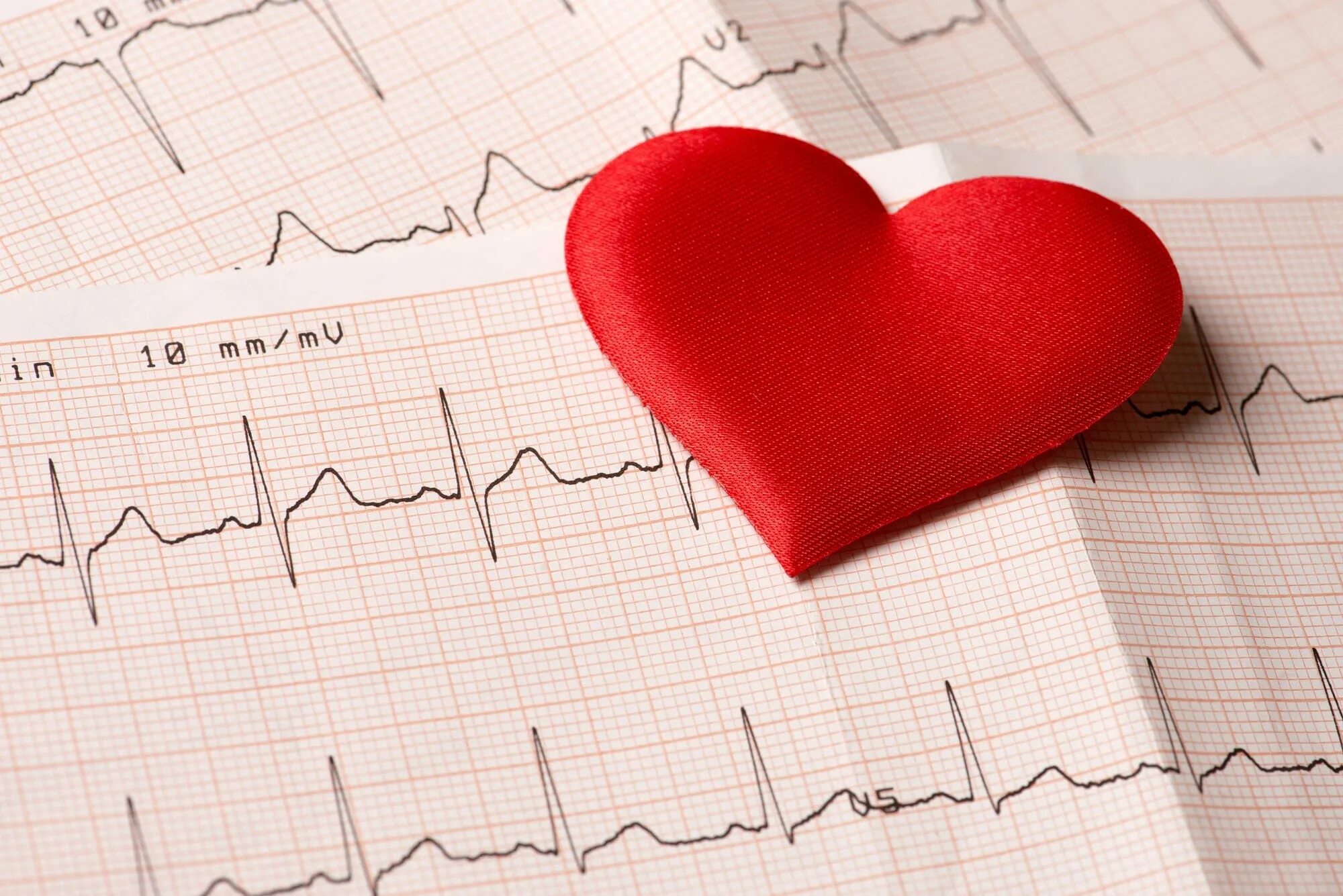 Легкое сердцебиение. ЭКГ сердца. Кардиограмма сердца. Красивая кардиограмма. Кардиограмма сердца с сердцем.
