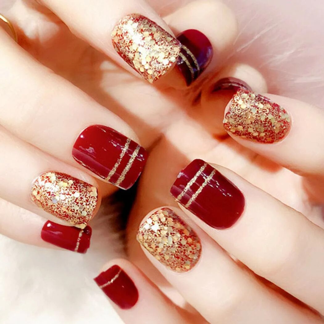 ногти красные с золотом миндаль. маникюр красный с золотом. маникюр красное с золотом на миндальные ногти. красный маникюр с золотыми блестками. праздничный маникюр красный с золотом.