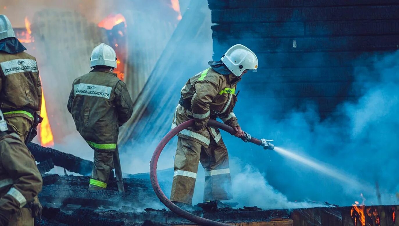 Тушение пожара в жилых зданиях мчс. Тушение пожара. Пожарник тушит пожар. Пожарные МЧС России. Тушение пожара МЧС.