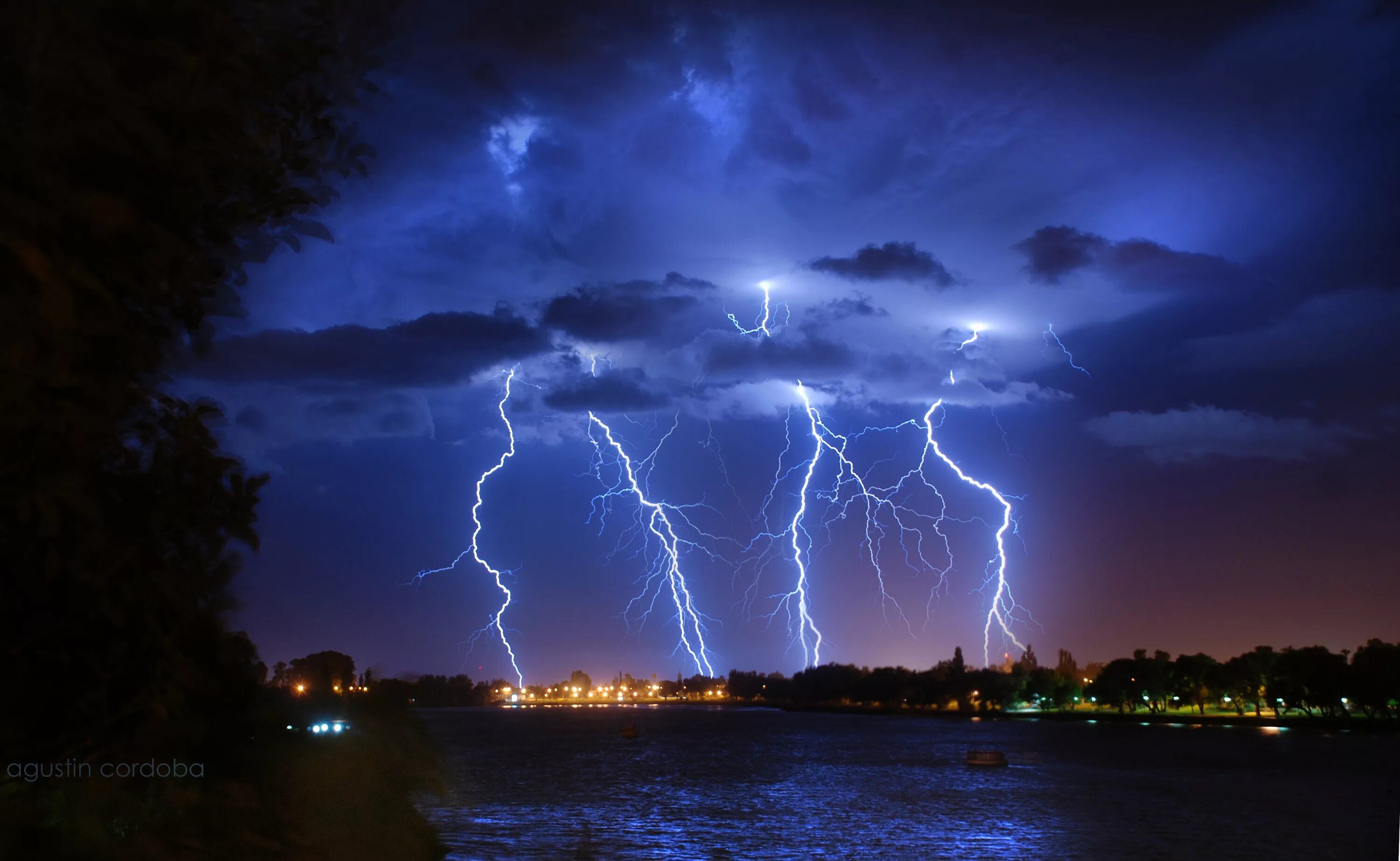 Thunder rain. Молнии Кататумбо Маяк Маракайбо. Гроза молния. Сильная гроза. Ночная гроза.