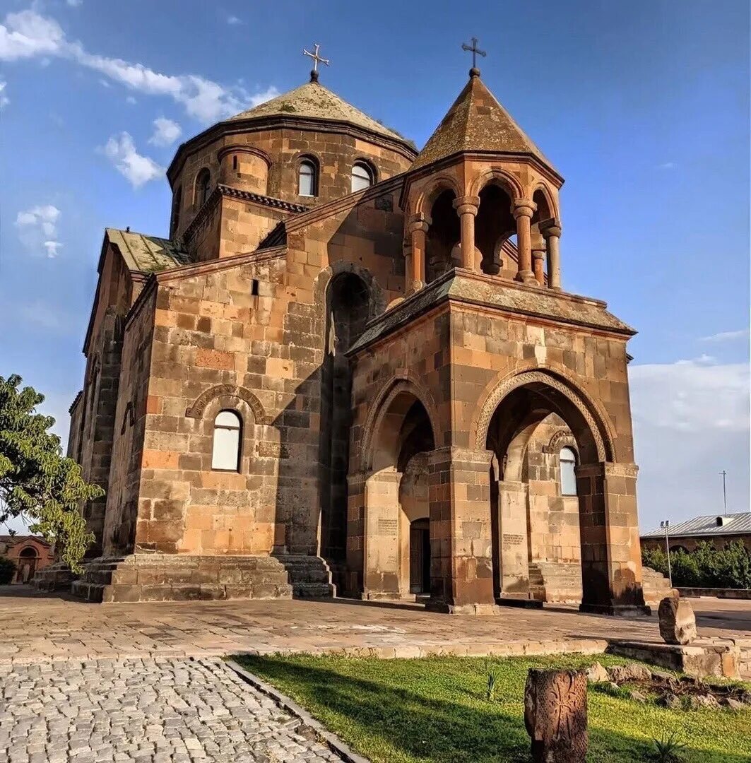 Православная армения. Церковь Святой Рипсиме Армения. Храм Рипсиме в Эчмиадзине. Церковь Святой Рипсиме Вагаршапат. Церковь Святой Рипсиме Армения фасад.