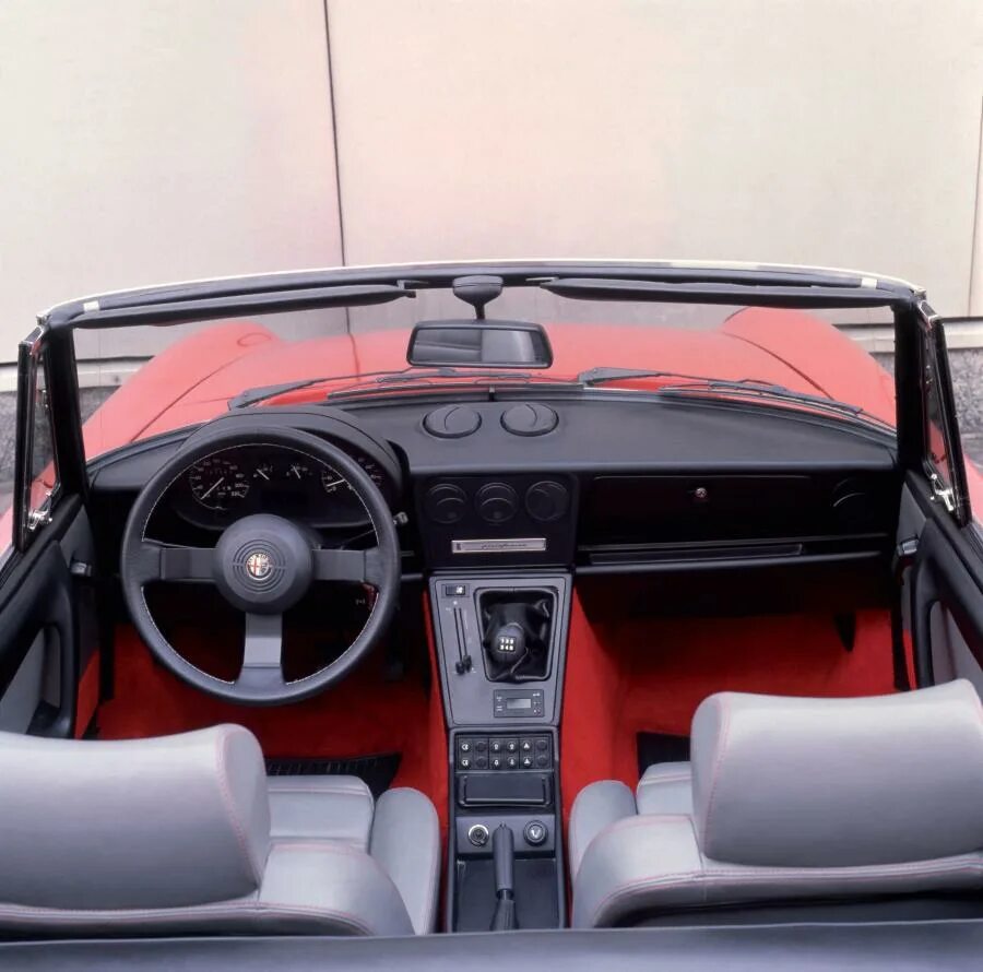 Alfa Romeo Spider 1986. Alfa Romeo Spider 115. Альфа Ромео родстер 115 салон. Alfa Romeo Spider 2. Камера спайдер 2.0