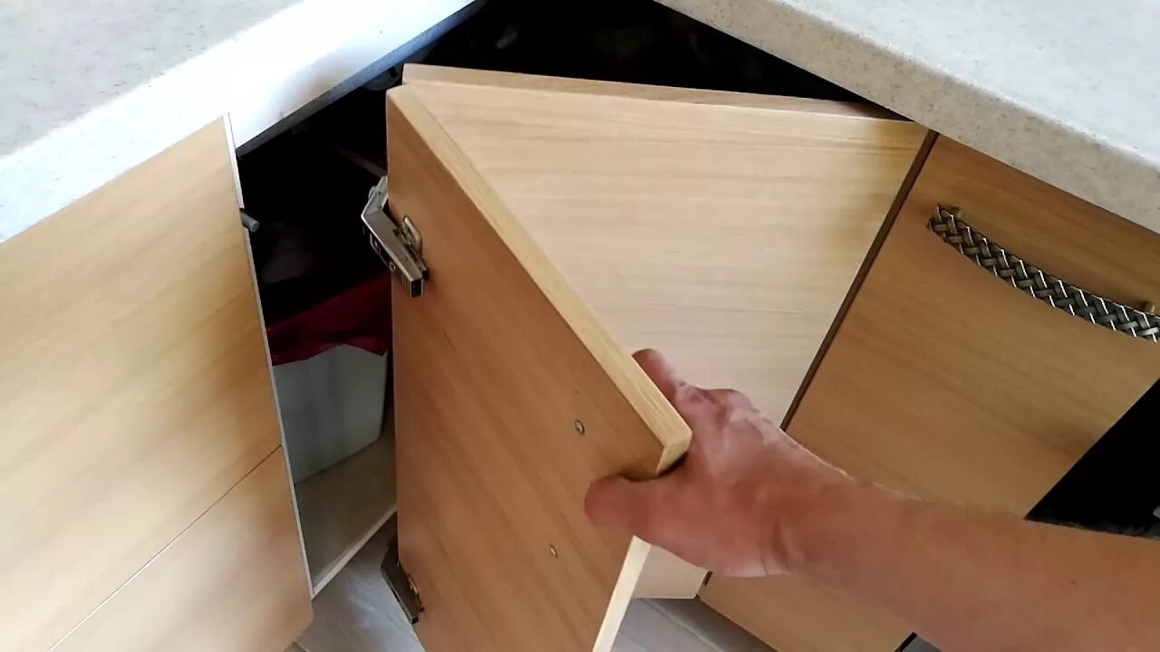 Как установить угловую дверь