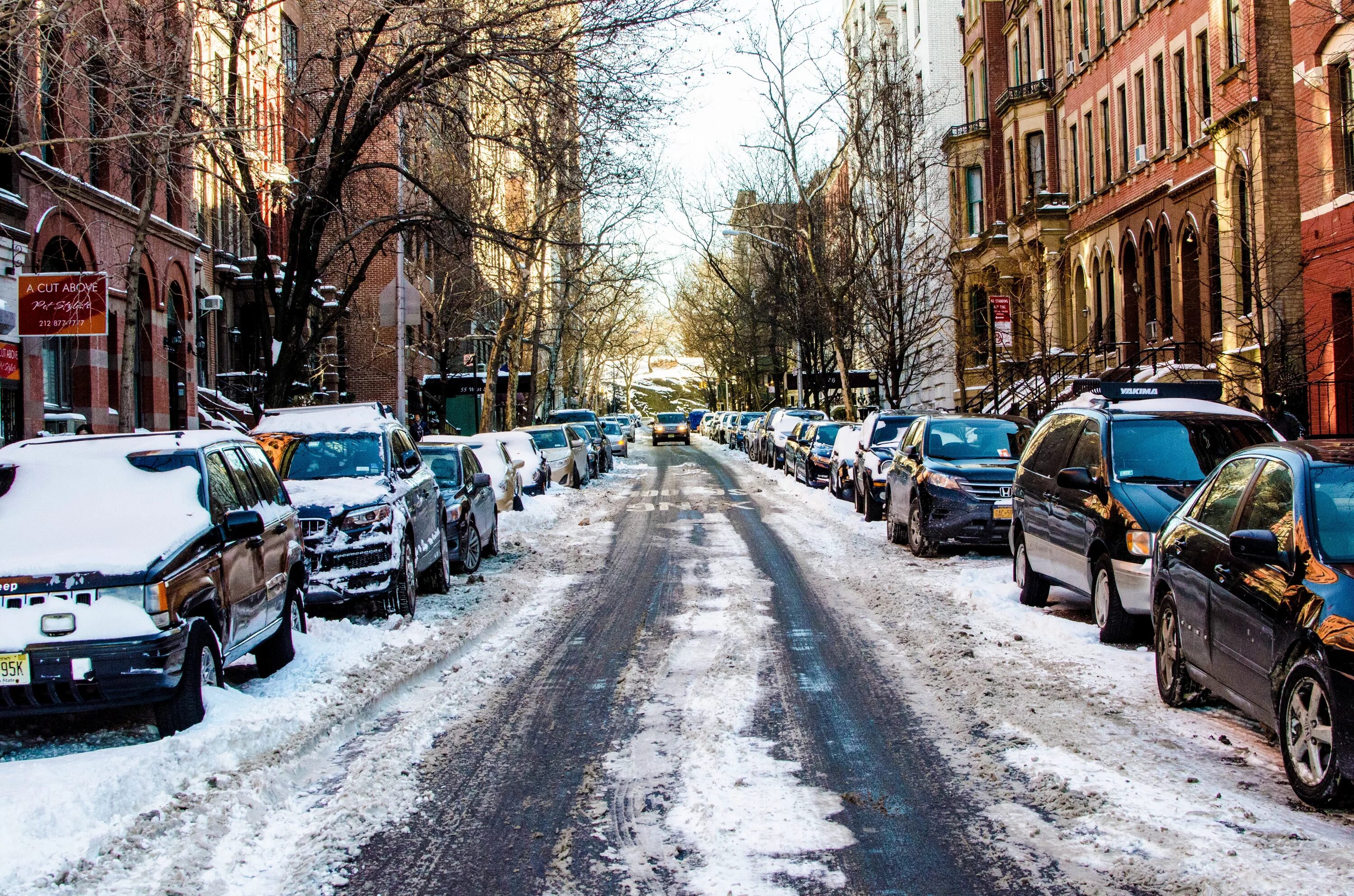 Погодная улица. Зима в городе. Машина зимой в городе. Зимняя улица. Заснеженные улицы города.