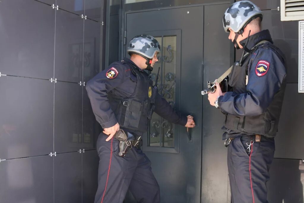 Нападение осуществленное. Ово Химки. Задержание преступника в здании. Охрана квартиры полицией. Задержание сотрудниками полиции.