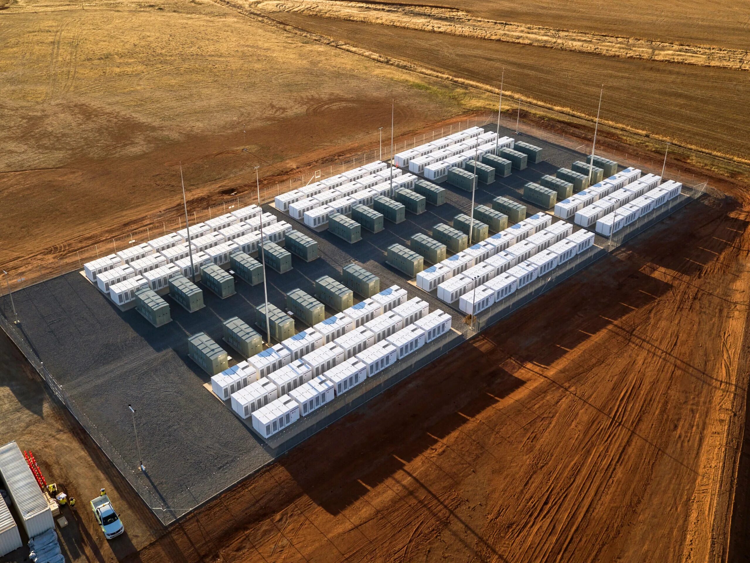 Огромные аккумуляторные батареи. Аккумуляторная батарея тесла tesla. Батарейки тип с 1. Старые советские батареи. Самая долгая батарея.