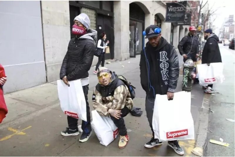 Реселлер это простыми словами. Resel. Реселлер примеры. Коллаборация supreme и louis vuitton. Реселлер кто это.