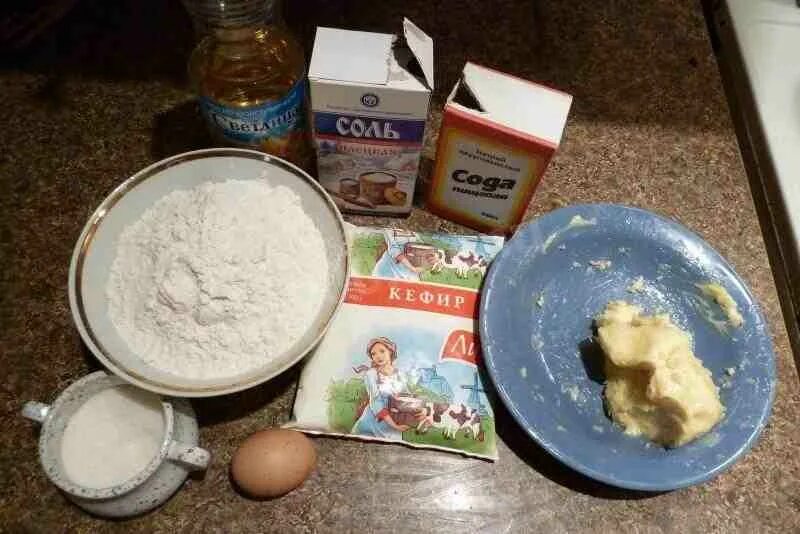 Мука и сода тесто. Тесто из соды с кефиром. Кефир сода соль. Тесто на соде для пирожков. Домашнее тесто на соде.