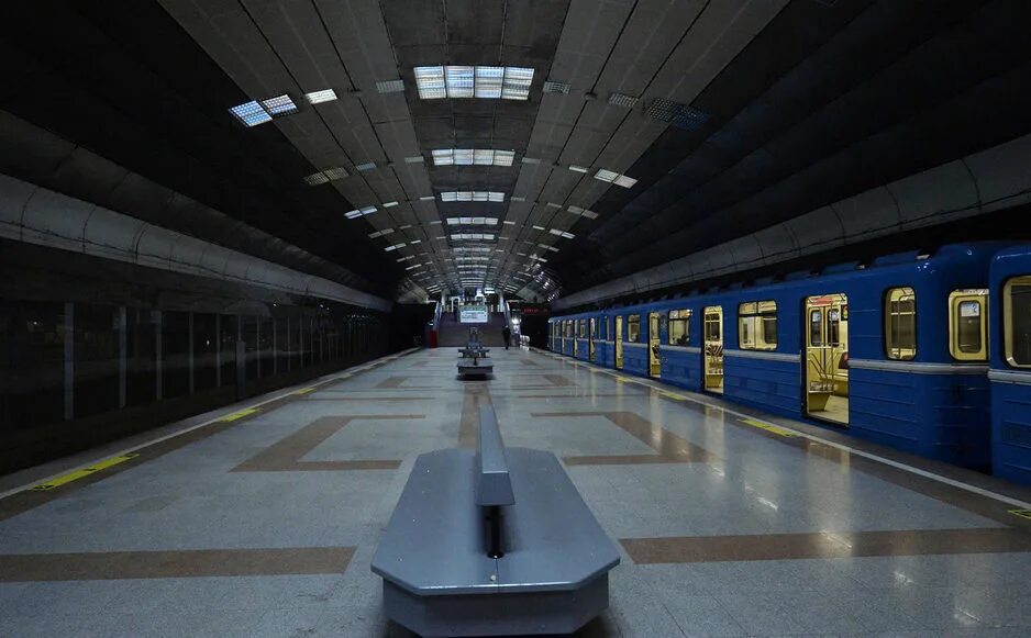 В Новосибирске на станции метро "Заельцовская" на пути упала девушка