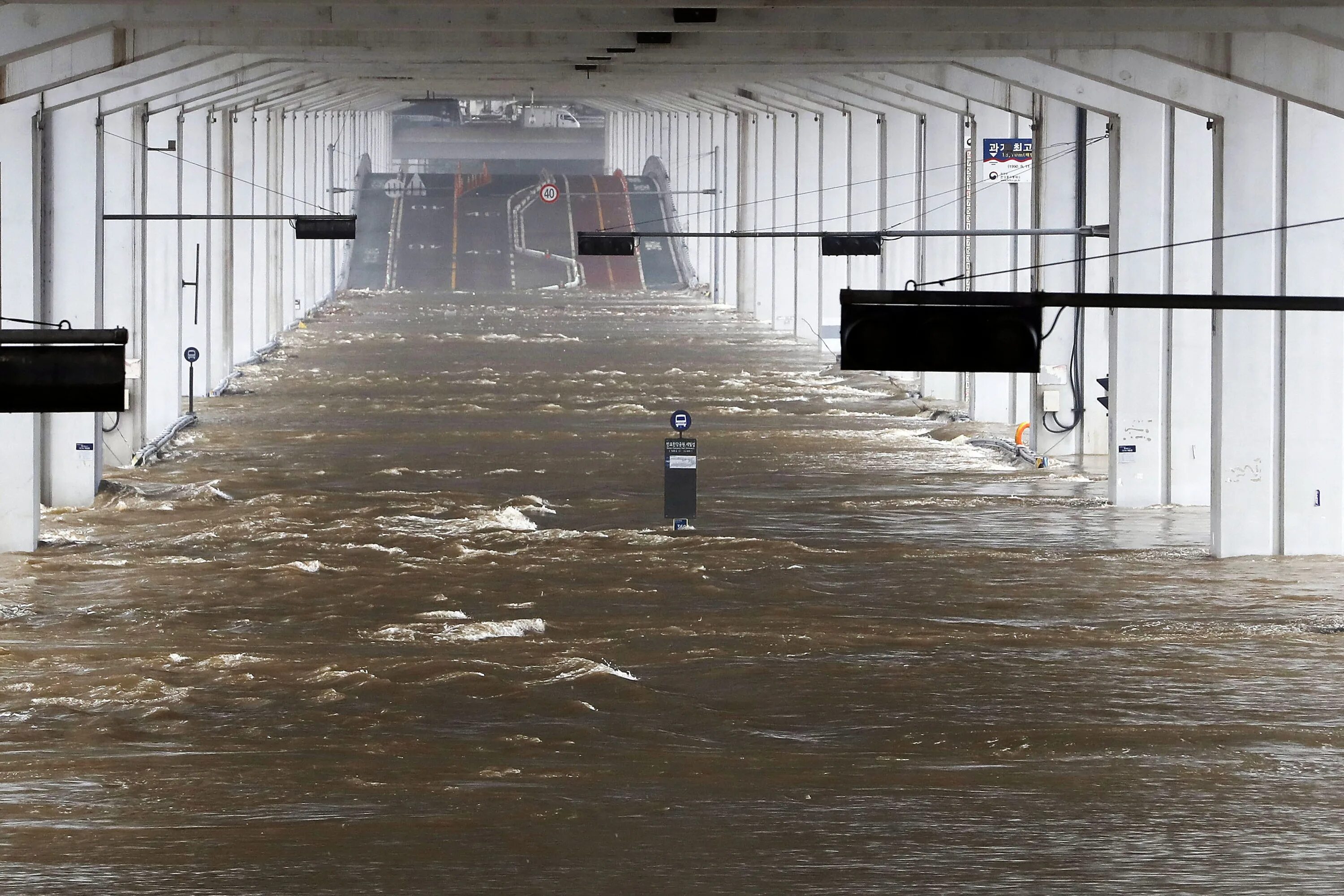 Rain hits. Наводнение в Южной Корее. Дождь. Heavy Rain South Korea. Flooding, landslides Kill 32 in South Korea Video.