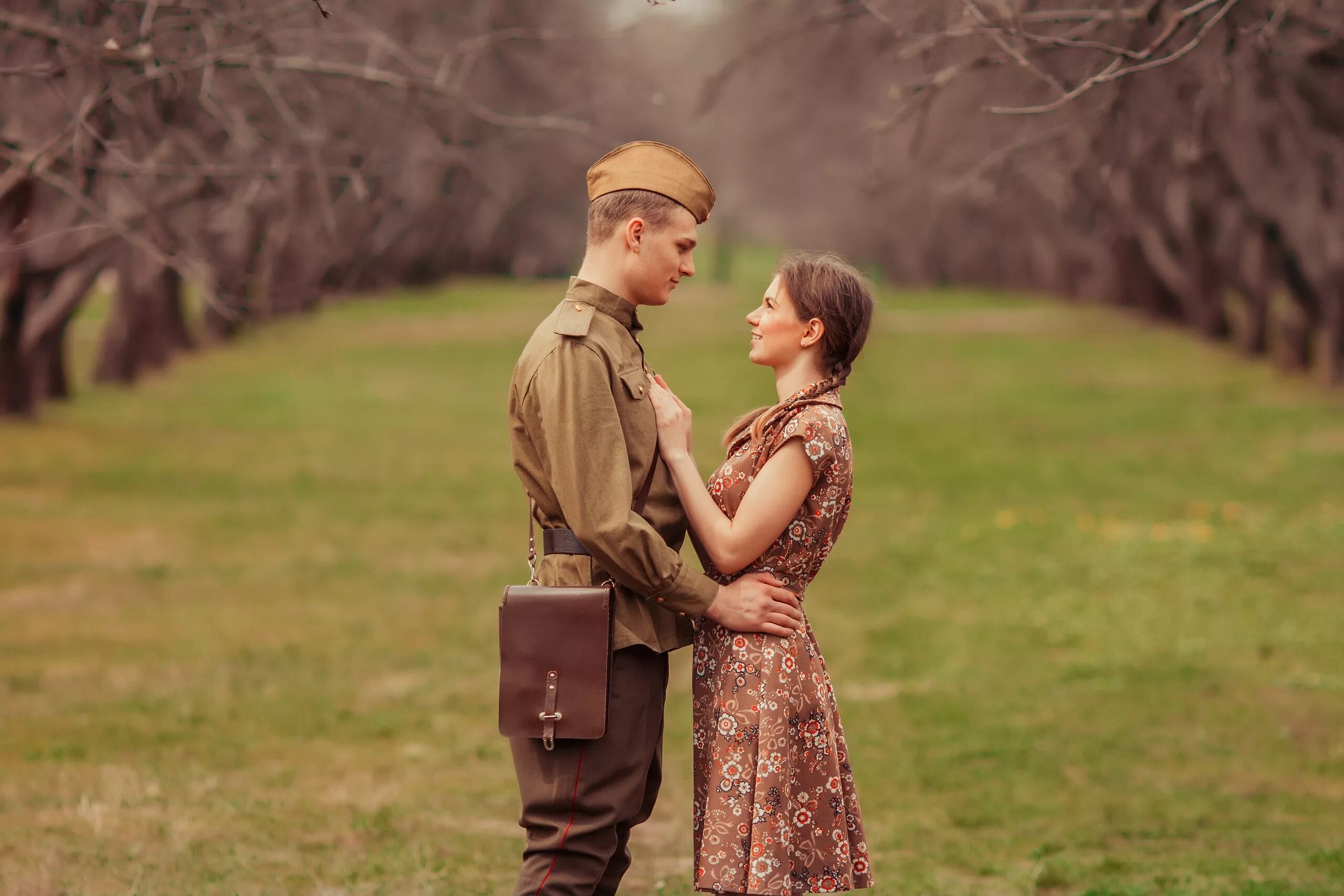 Мужчина на войне изменяет. Встреча солдата. Девушка солдат. Фотосессия в стиле военных лет. Мужчина и женщина в военной форме.