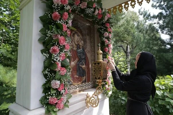 Мати матрона моли бога о нас. Что делать с цветами из монастыря. Что делать с цветами из монастыря. Блж. Монастырь матроны.