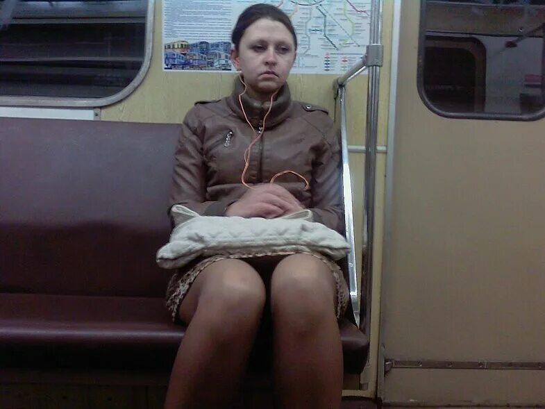 Девушка в белых трусиках попалась на камеру в метро