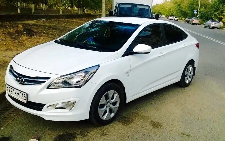 Прокат автомобилей отзывы. Hyundai Solaris 2015. Белый Солярис 2015 года. Хендай Солярис 2015 белый. Solaris Moskva Hyundai.