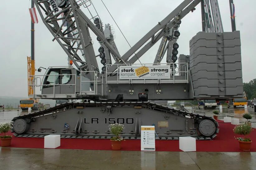 Кран на гусеницах. Liebherr lr 1500. кран либхер lr1500. гусеничный кран либхер. новая модель гусеничного крана liebherr lr 1500.