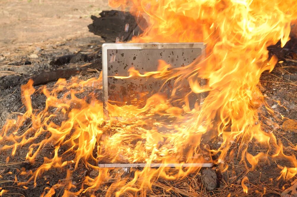 Компьютер в огне. Ноутбук в огне. ПК В огне. ПК В огне фото. Тоже сгорела
