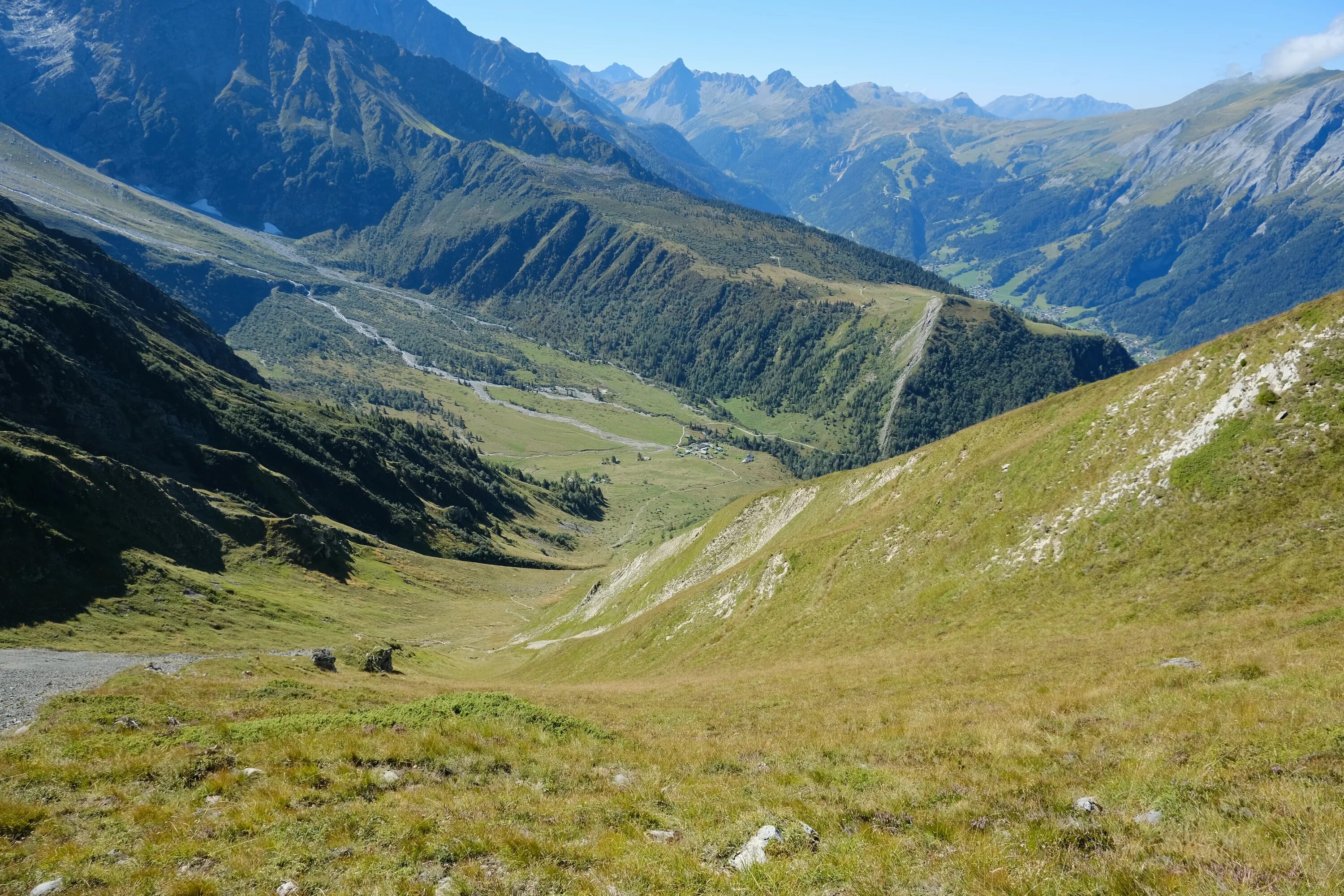 Mountains or hills. Горы Чечни. Горы холмы. Зеленые холмы и горы. Красивые обои горы.