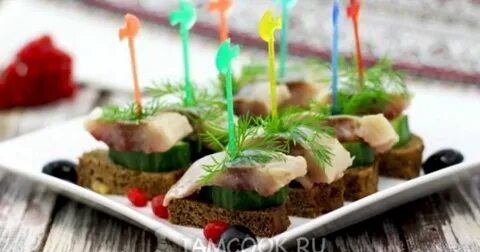 Канапе с хлебом и селедкой