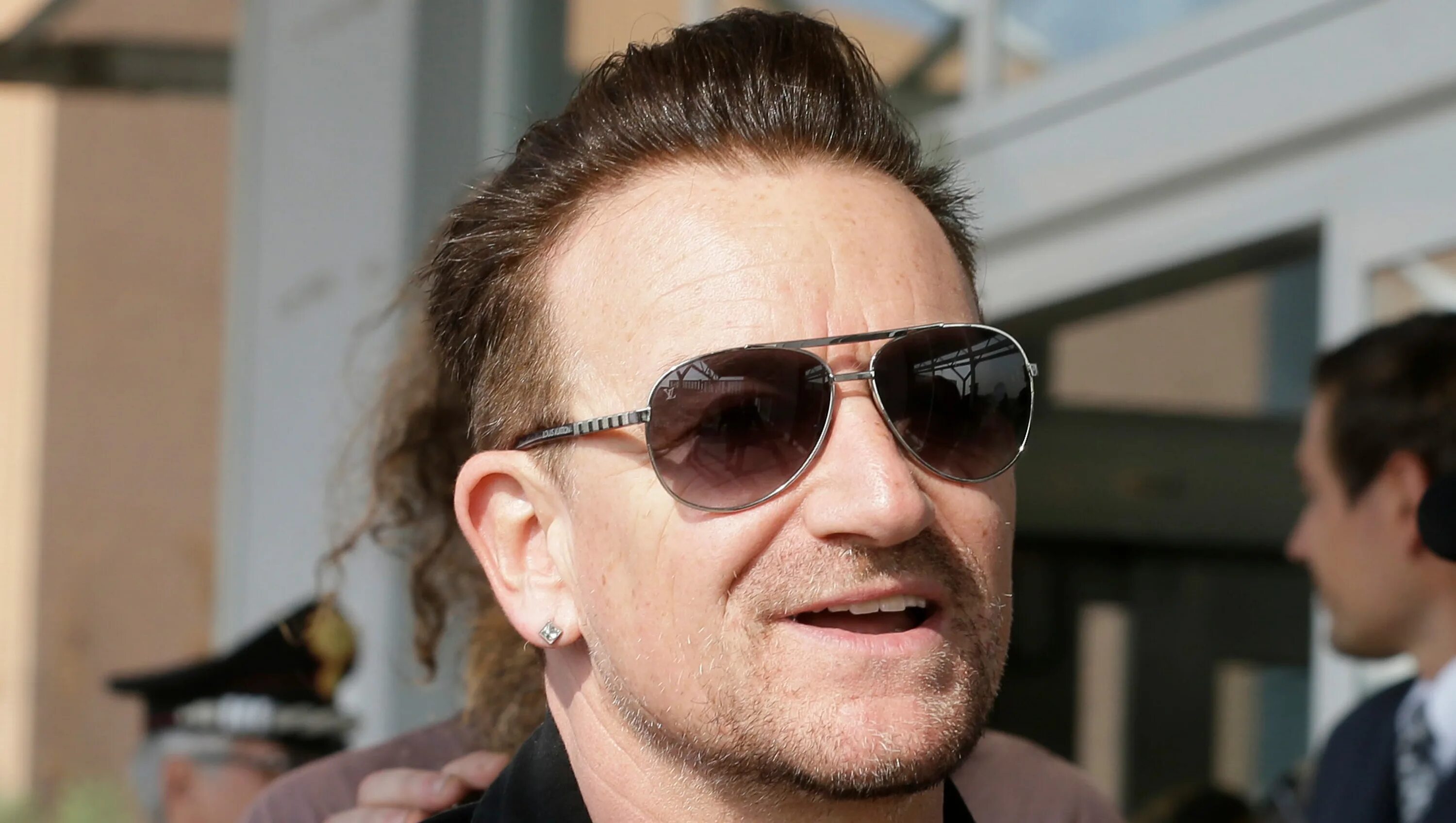 Боно из u2. Лидер u2 Боно. Bono u2 очки. U2 вокалист. Боно отзывы