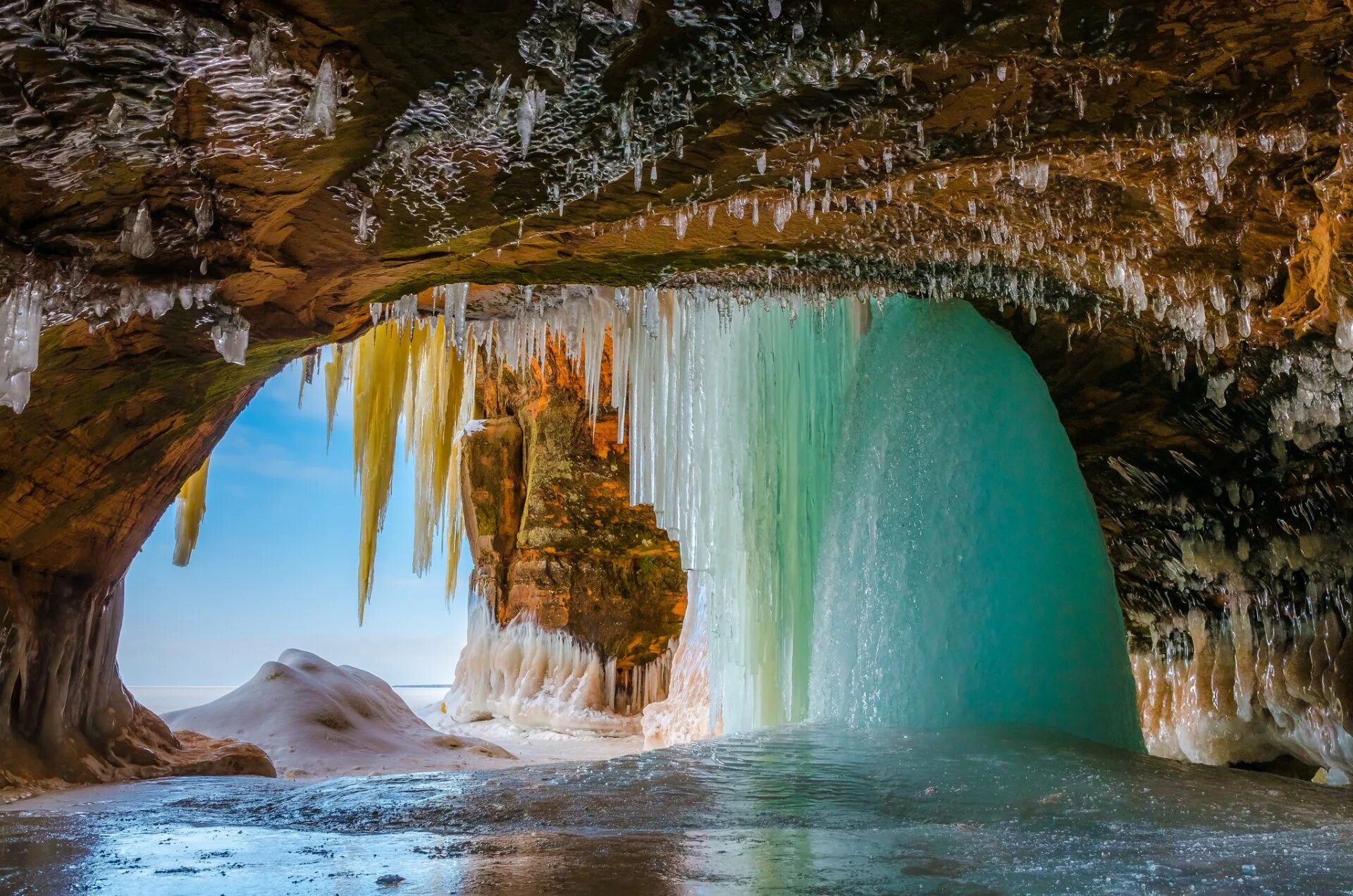 Сама природа поставила ее здесь для украшения. Водопад Бигар Румыния. Мраморные пещеры Чиле-Чико, Чили. Удивительная природа. Очень красивые места.