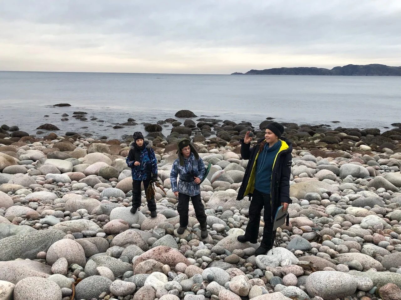 поморы северных песков. чистый пляж зимой возле города. архангельск арктическая зона. житель северного побережья. житель северного побережья.