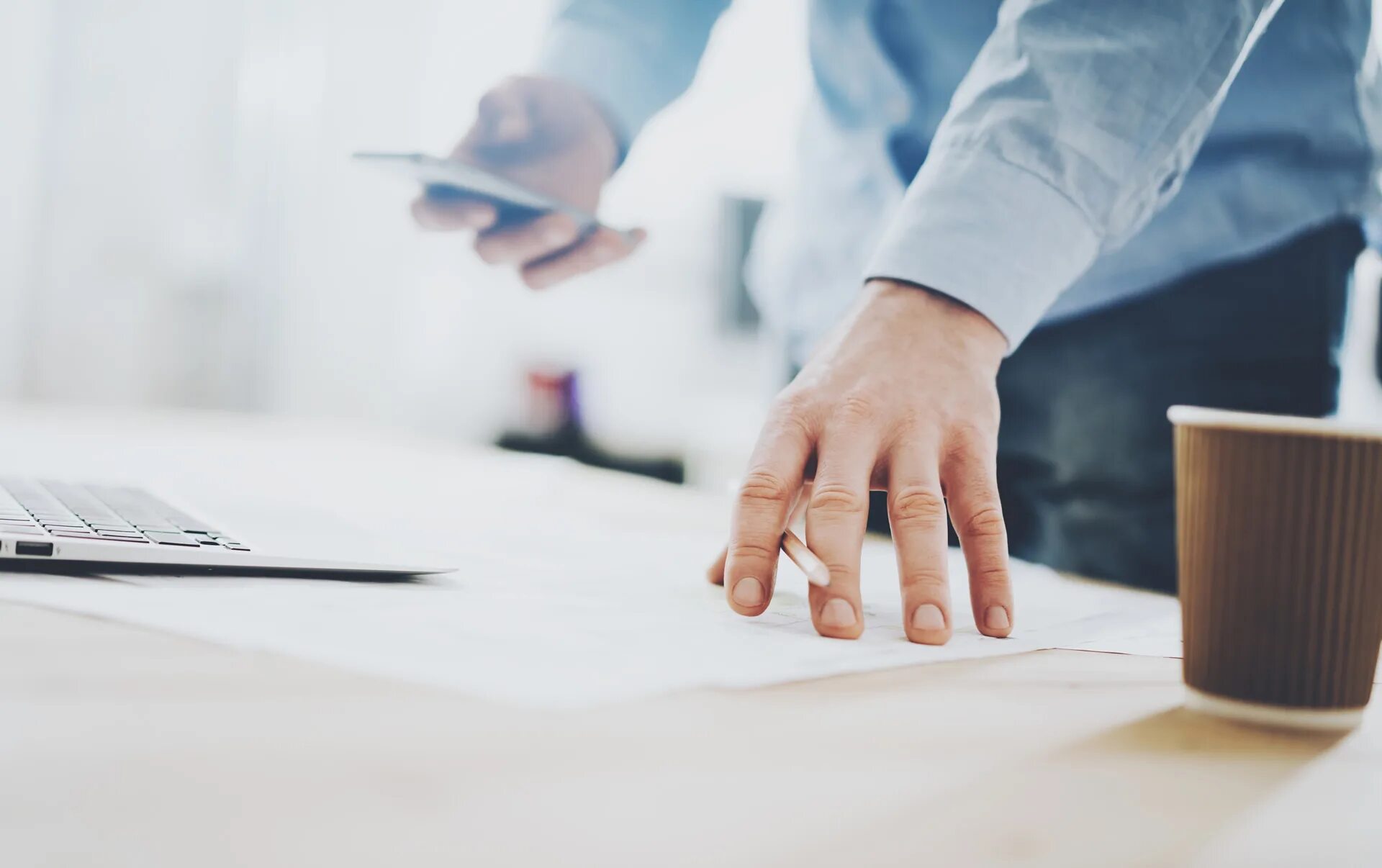 Hands on the table. Рука лежит на столе. Жннаккие роууки. Hands on the table. Ладонь на столе.