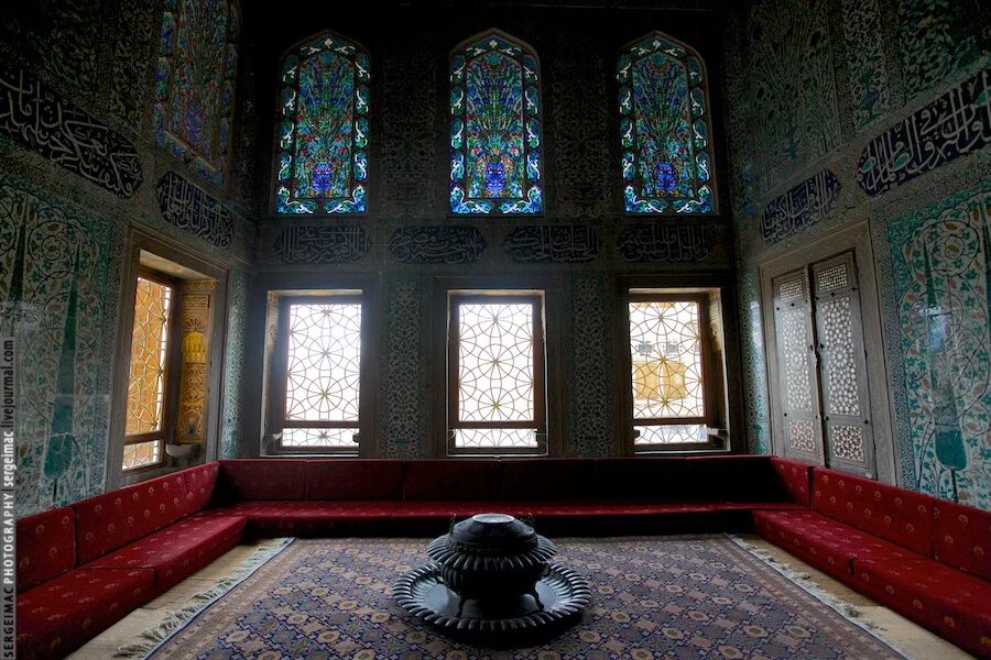 Где жили султаны. Дворец Султана Сулеймана в Стамбуле. Маниса дворец Султана Сулеймана. Дворец Топкапы гарем.