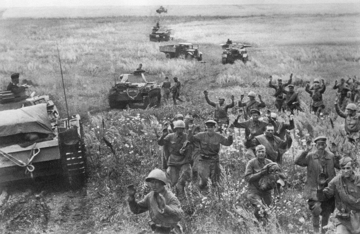 Летом 1941. Киевский котел 1941 военнопленные армии. белостокский котел 1941. танкисты ркка в 1941 году. разгром красной армии в 1941.